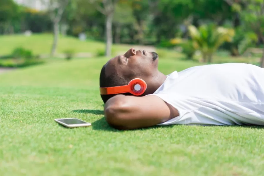 imagem de homem deitado na grama relaxando